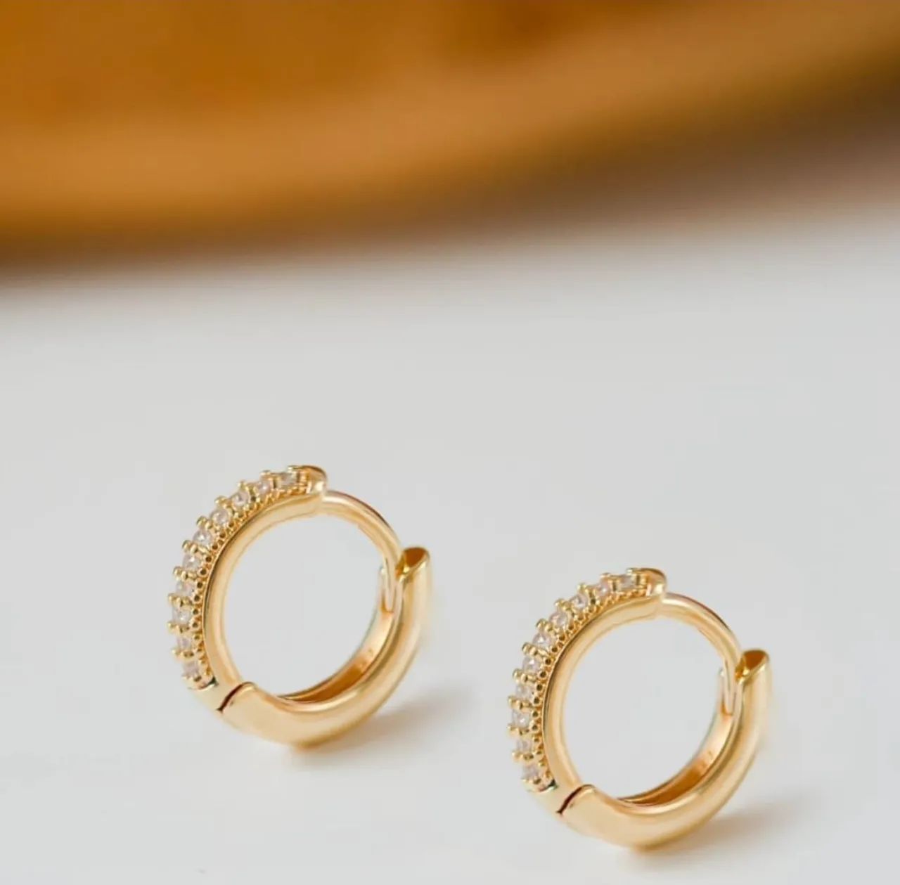 Mini Argola Clic com Zircônias - Elegância e Brilho - Foto 2