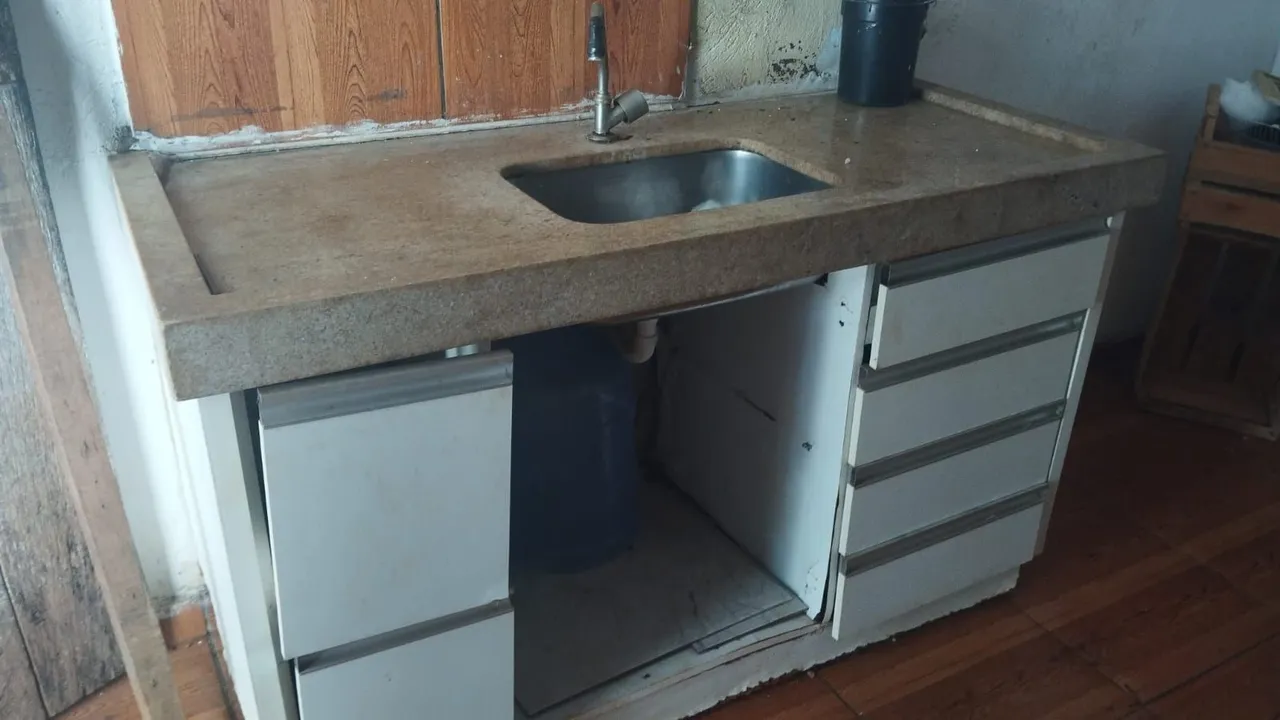 Pia de cozinha em granito com cuba de aço inox