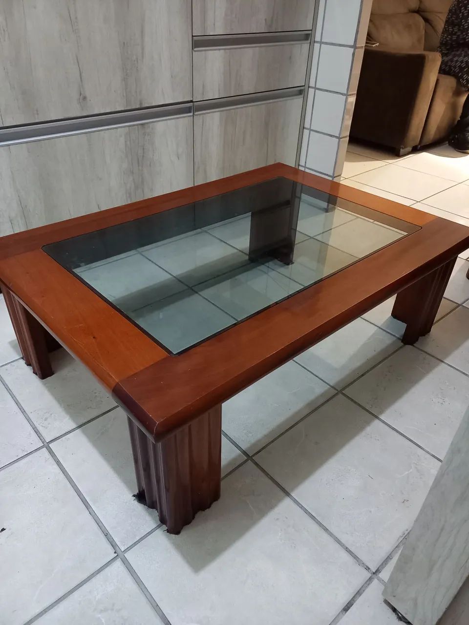 Mesa de centro de madeira com vidro