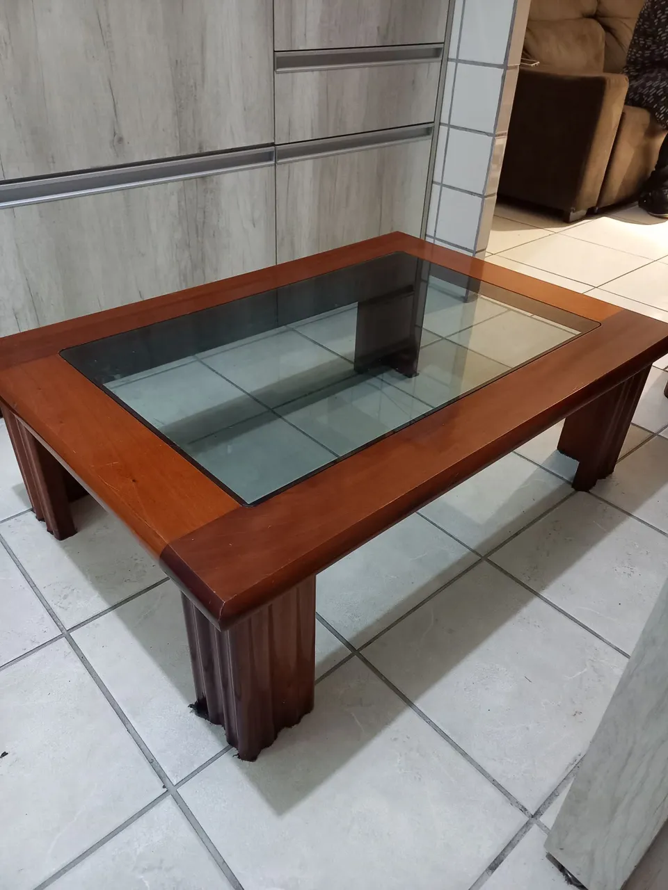 Mesa de centro de madeira com vidro