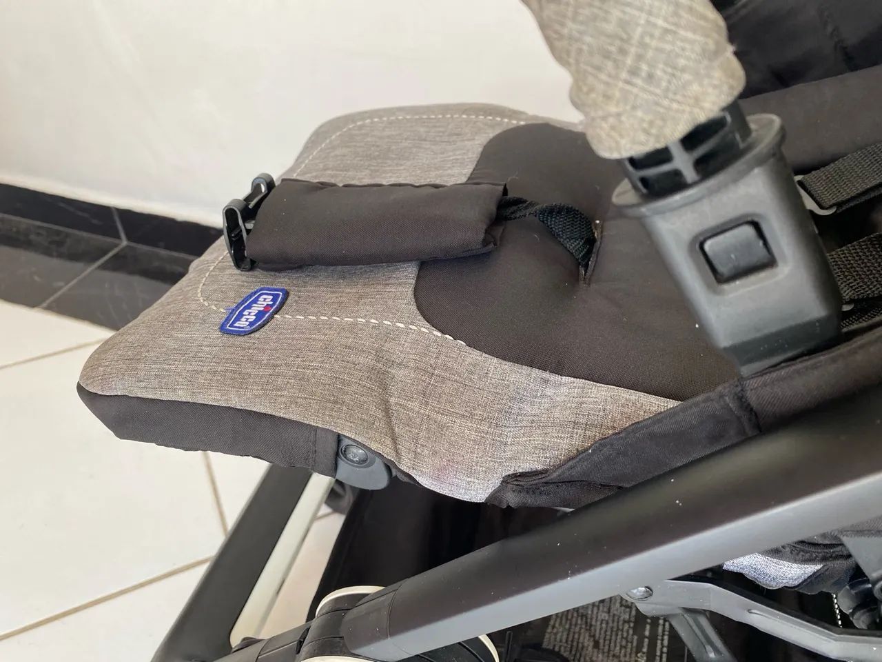 Carrinho de Bebê Dobrável e Leve (Chicco Miinimo2 Black Night)  - Foto 5