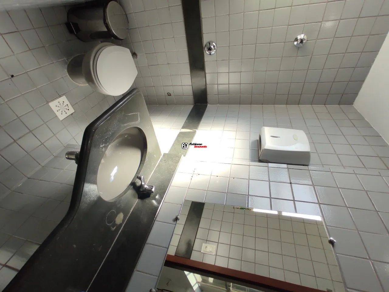 Sala em prédio com portaria e elevador . - Foto 3
