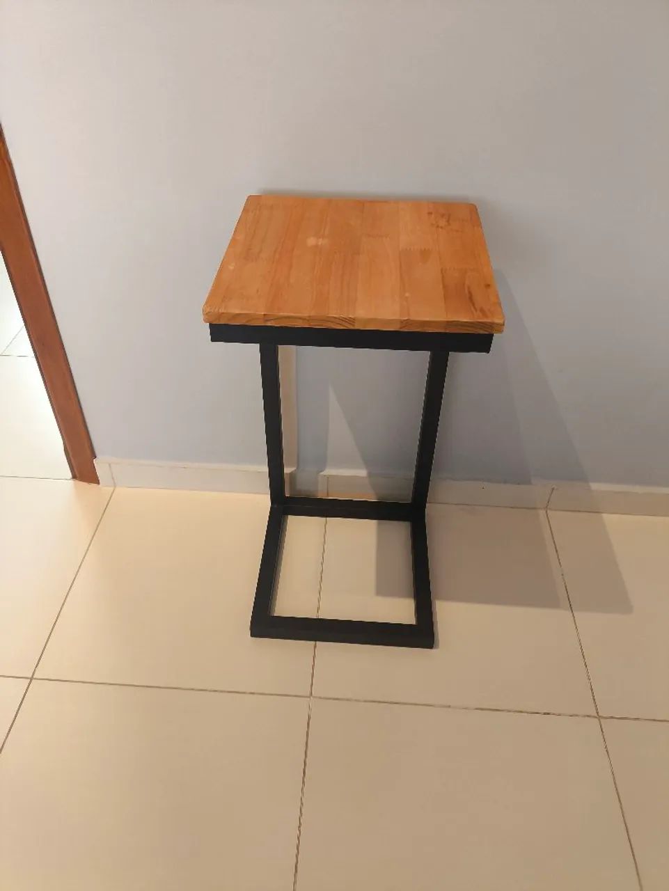 Mesa Lateral de Apoio para Sofá em Ferro e Madeira - 70 cm - Foto 4