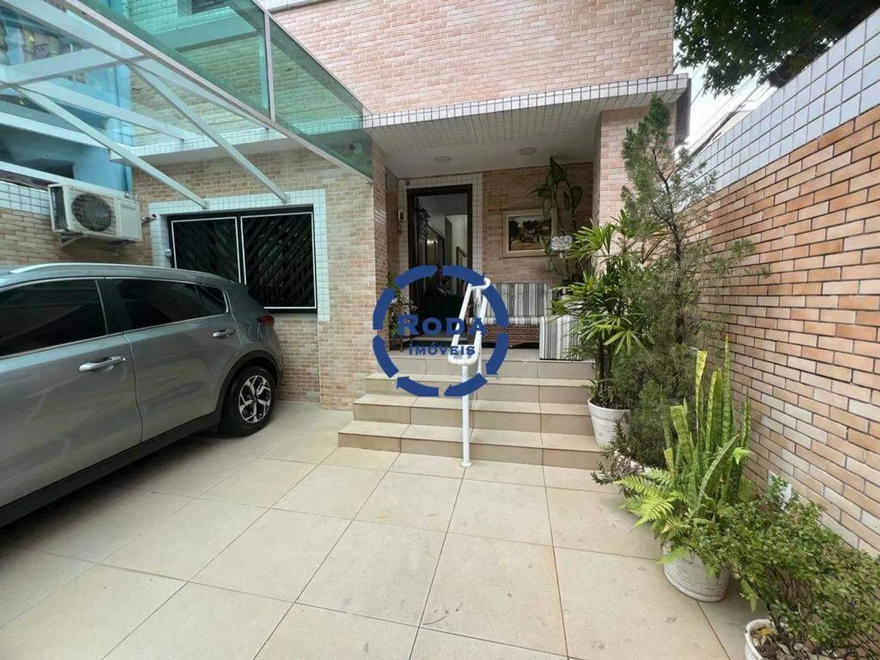 Sobrado de esquina com 4 dormitórios e 2 suítes no Gonzaga