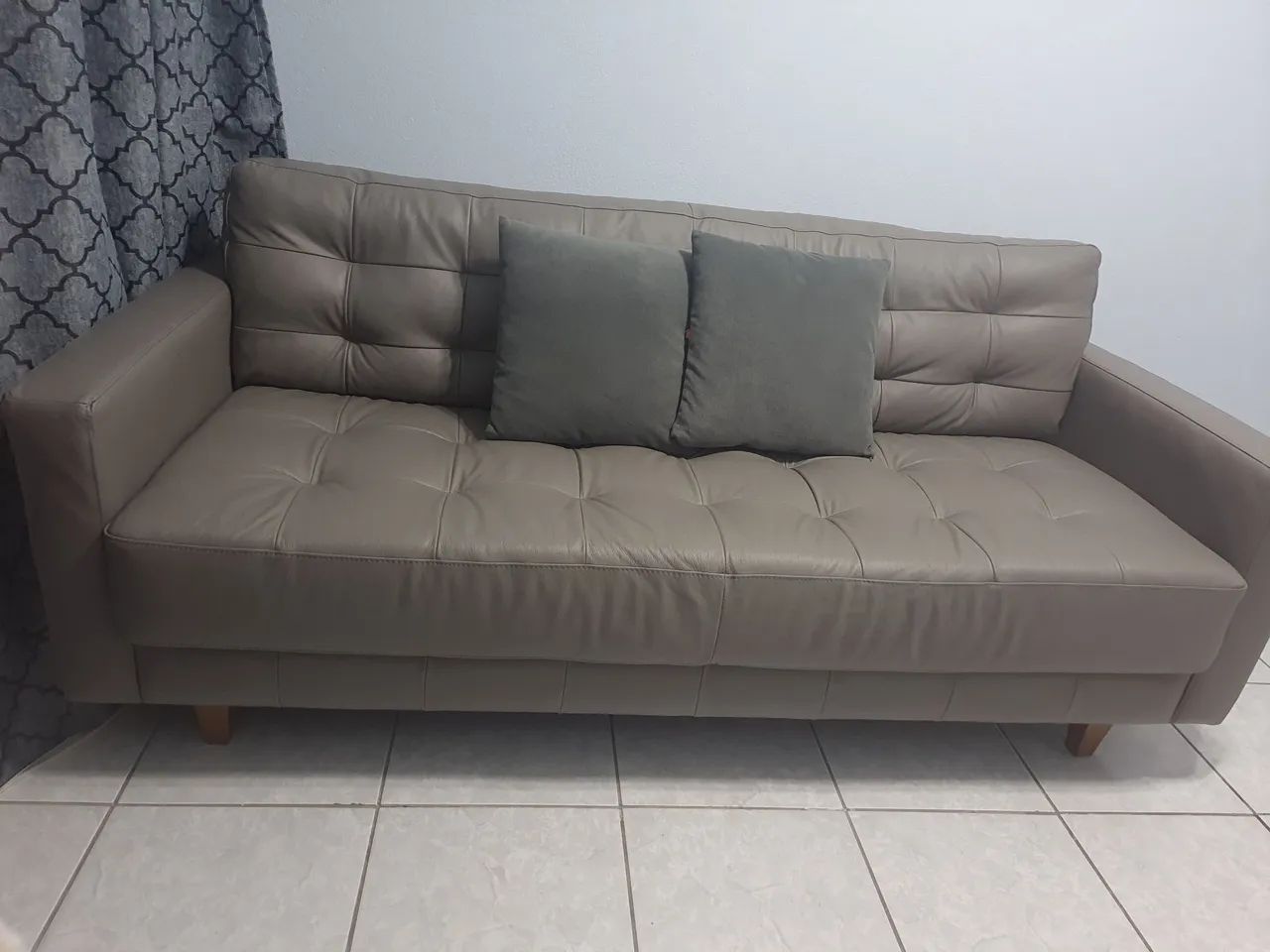 Sofá couro legítimo 3 lugares 