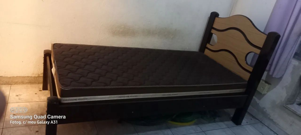 Cama e colchão de solteiro. 