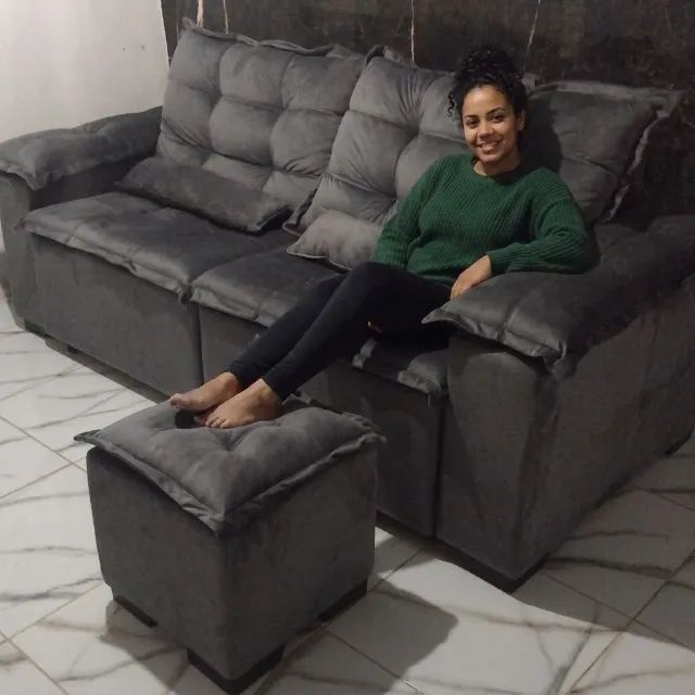 Sofá Retrátil Cinza com Puff