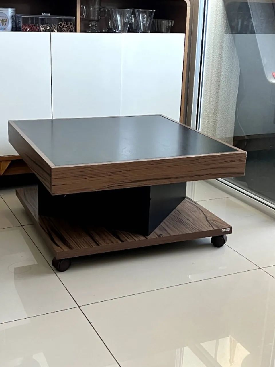 Mesa de centro preta com rodinhas (outlet)