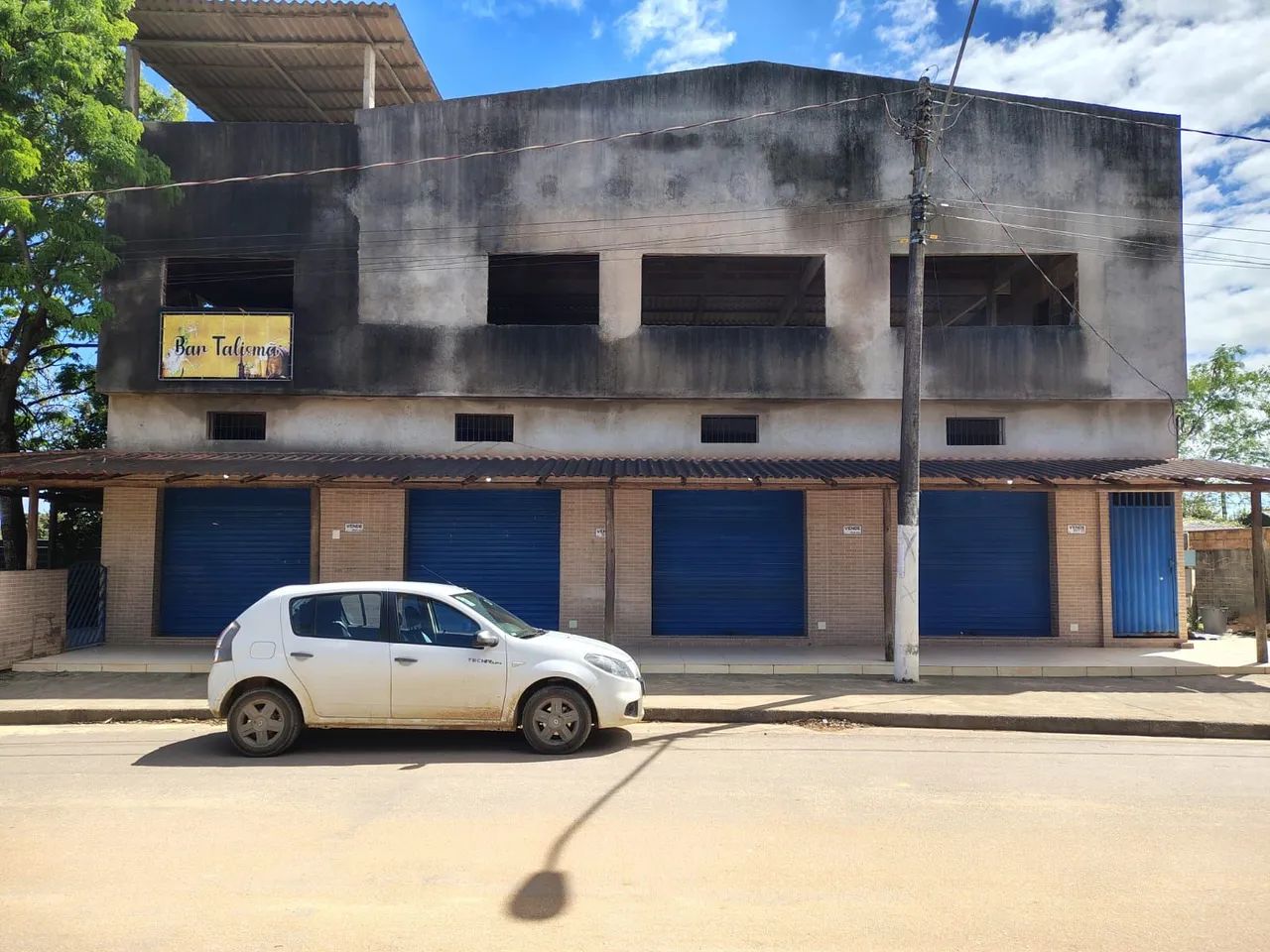 Predio com lojas comerciais 