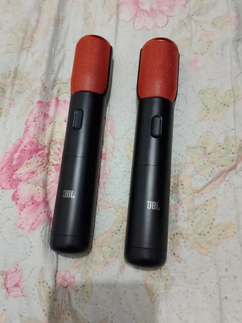 Caixa de som JBL bem conservada sem marcas de uso,acompanha dois microfones e a capa. - Foto 4