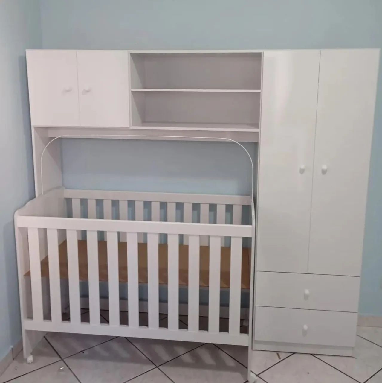 Guarda roupa e berço 