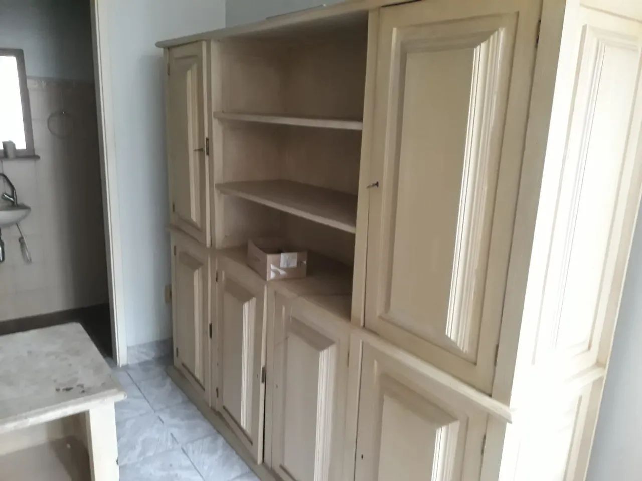 Estante com gavetas e armarios