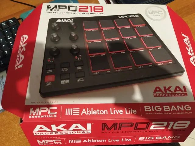 Controlador DJ Akai MPD218 preto  - Foto 5