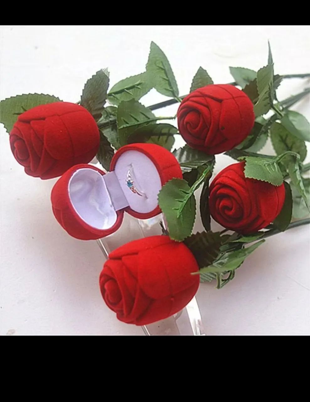 Rosa de plástico com suporte pra aliança e anel - Foto 2