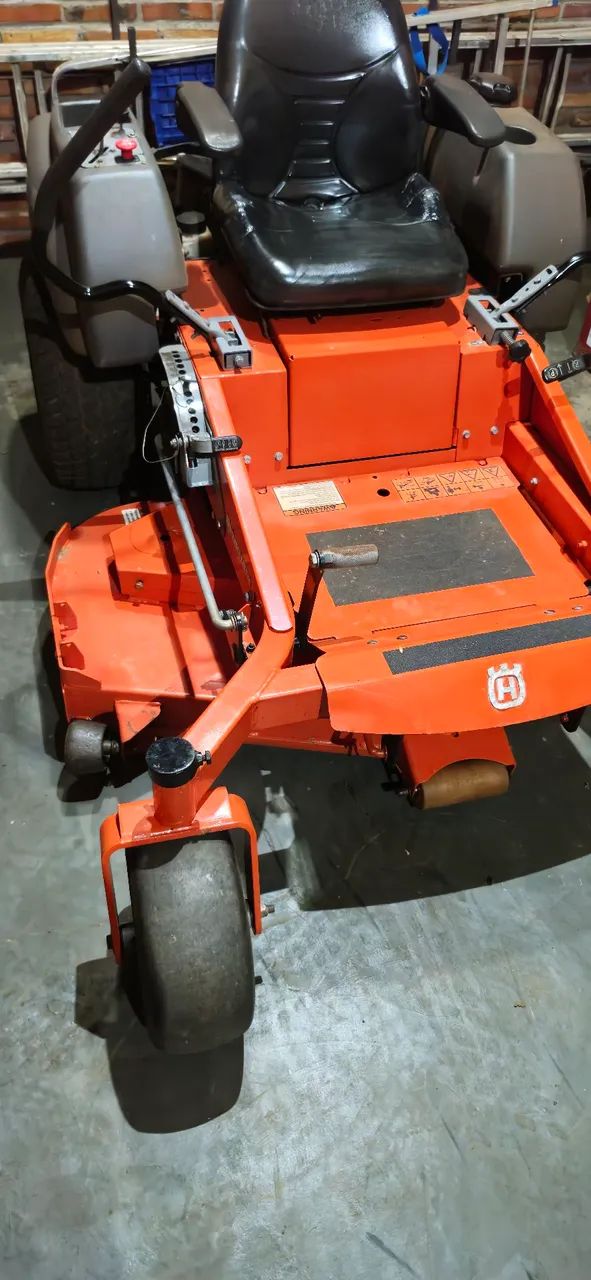 Trator de grama Giro Zero Husqvarna - Tratores e máquinas