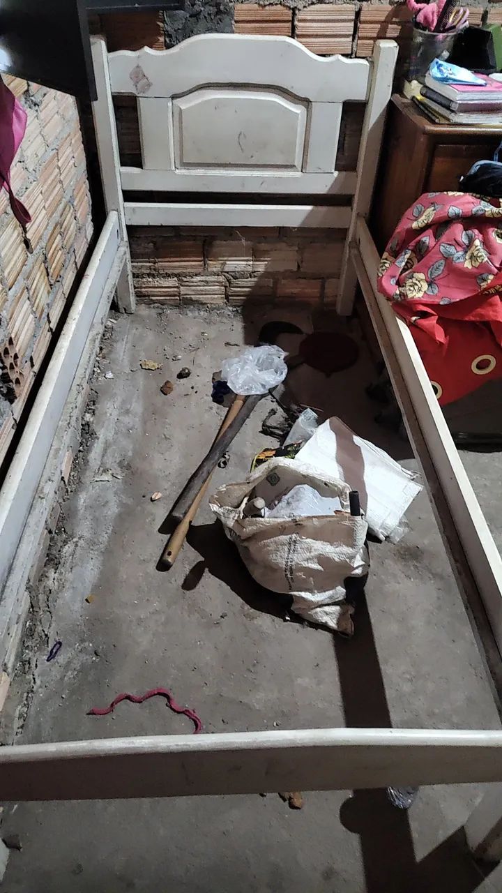 Vendo cama de madeira com Colchão - Foto 4