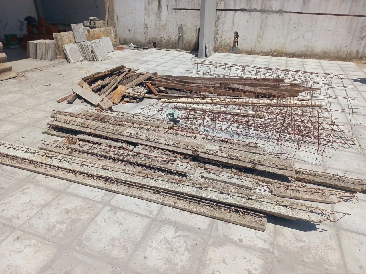 Treliça com concreto e madeiras - Foto 2