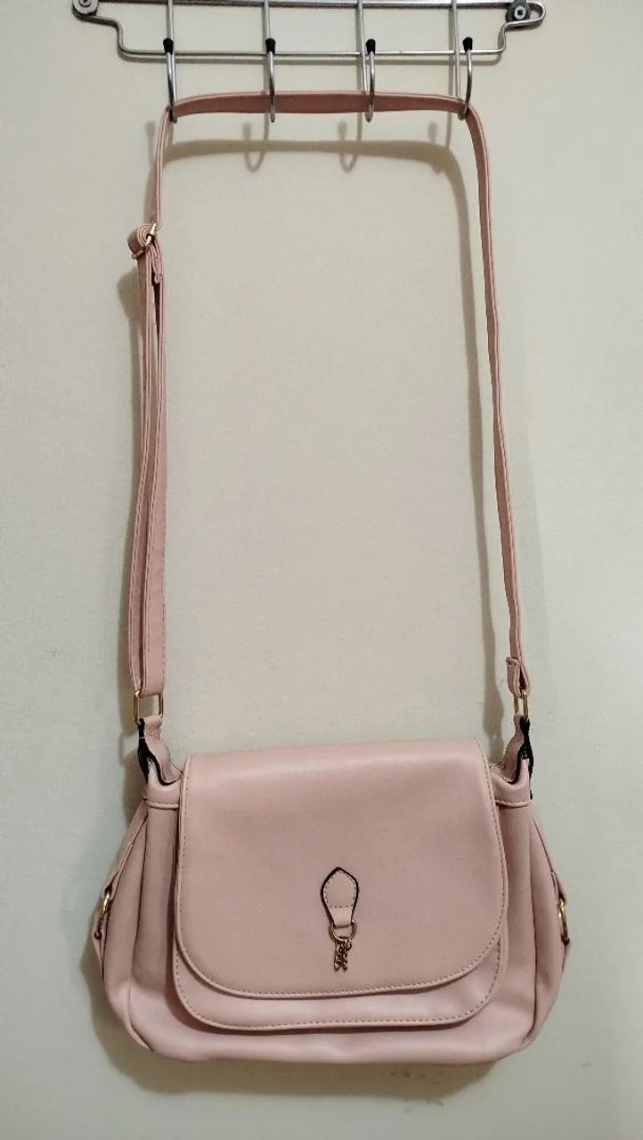 Bolsa rosa média de couro legítimo com alça ajustável 