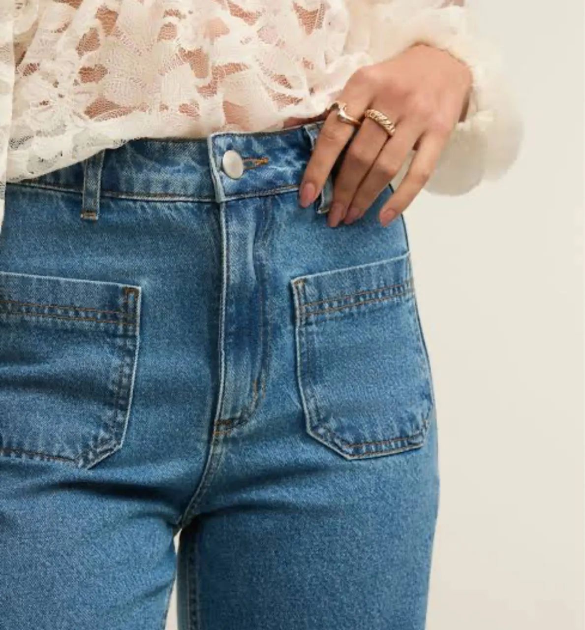 CALÇA RETA JEANS COM BOLSO FRONTAL  TAM:40 MARFINO - Foto 2