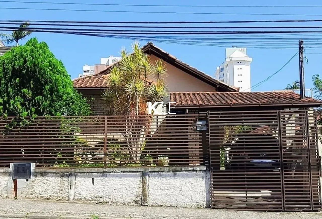 Casa com 290 de terreno no Estrito