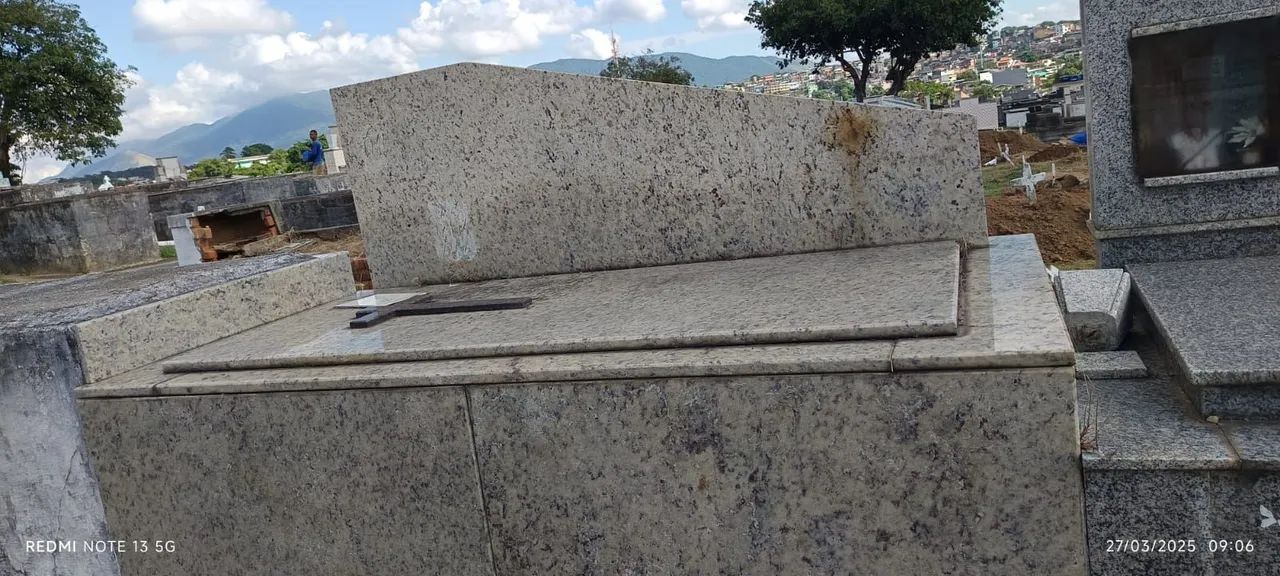 Jazigo no Cemitério de Ricardo de Albuquerque  - Foto 3