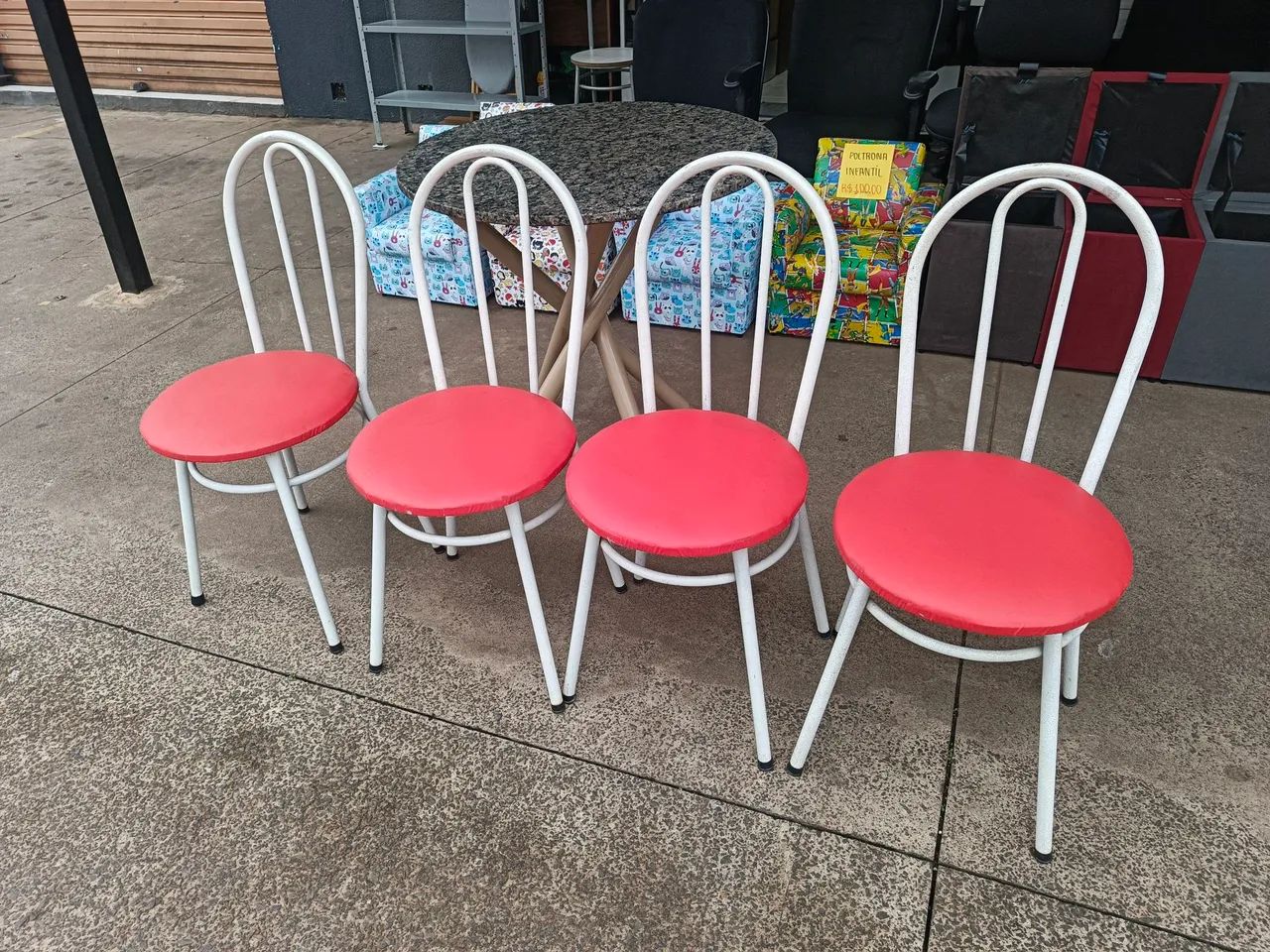 Mesa de mármore com quatro cadeiras seminova conservada - Foto 4