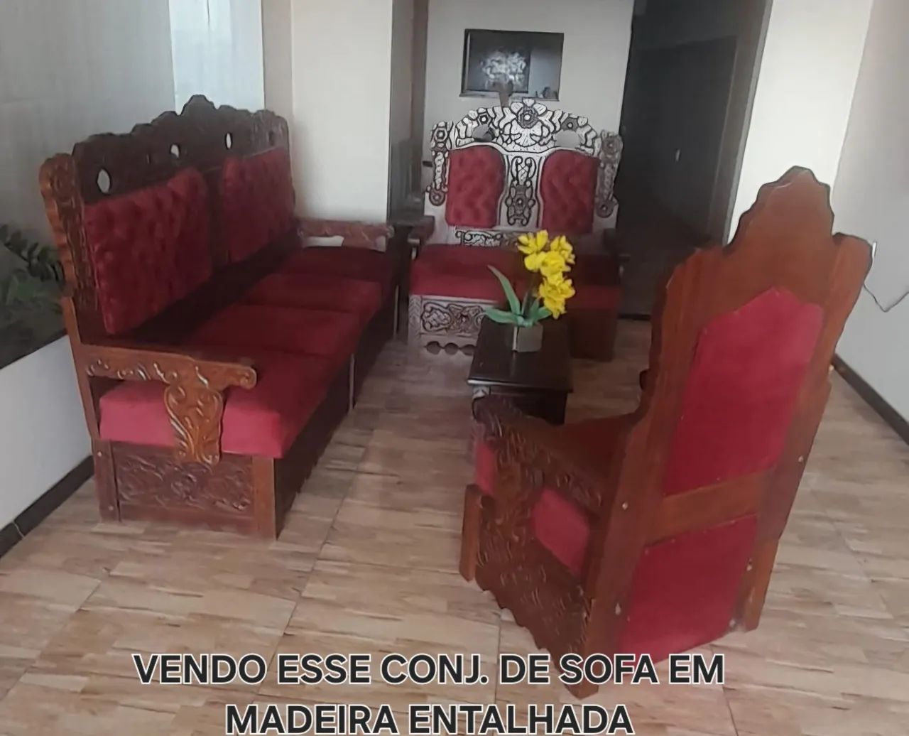 Sofás em madeira entalhada 