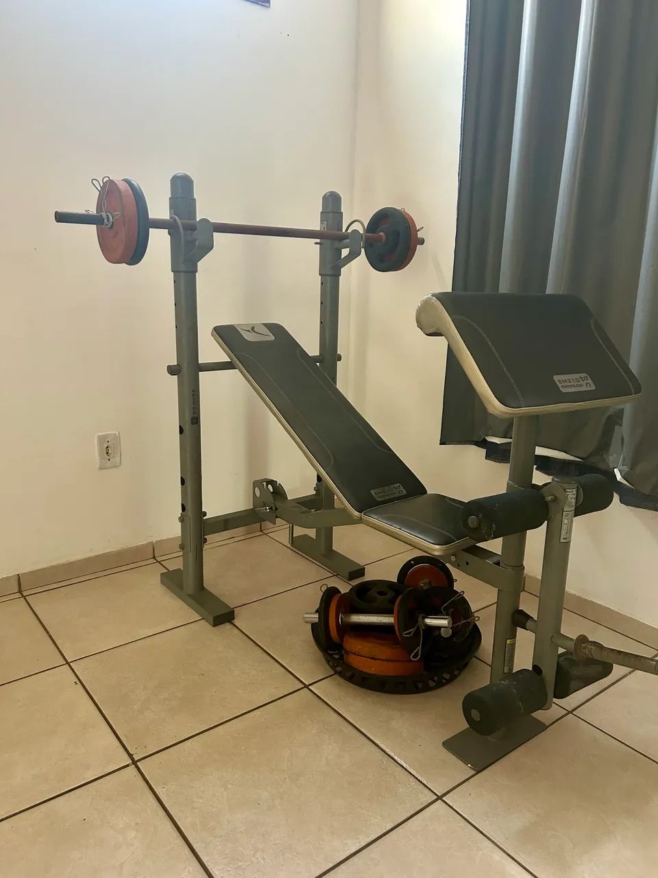 Aparelho de musculação + Halteres + Anilhas (compacto e robusto) - Foto 2