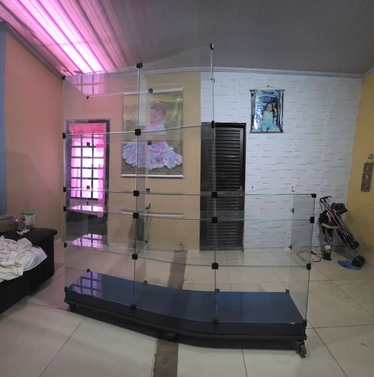 Vitrine de vidro com base de ferro e rodinhas - Foto 3