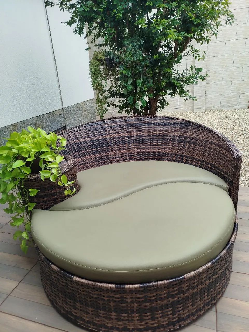 Sofá cheesi dupla com assento em courissimo ideal para área externa+ 4 cadeiras  - Foto 4