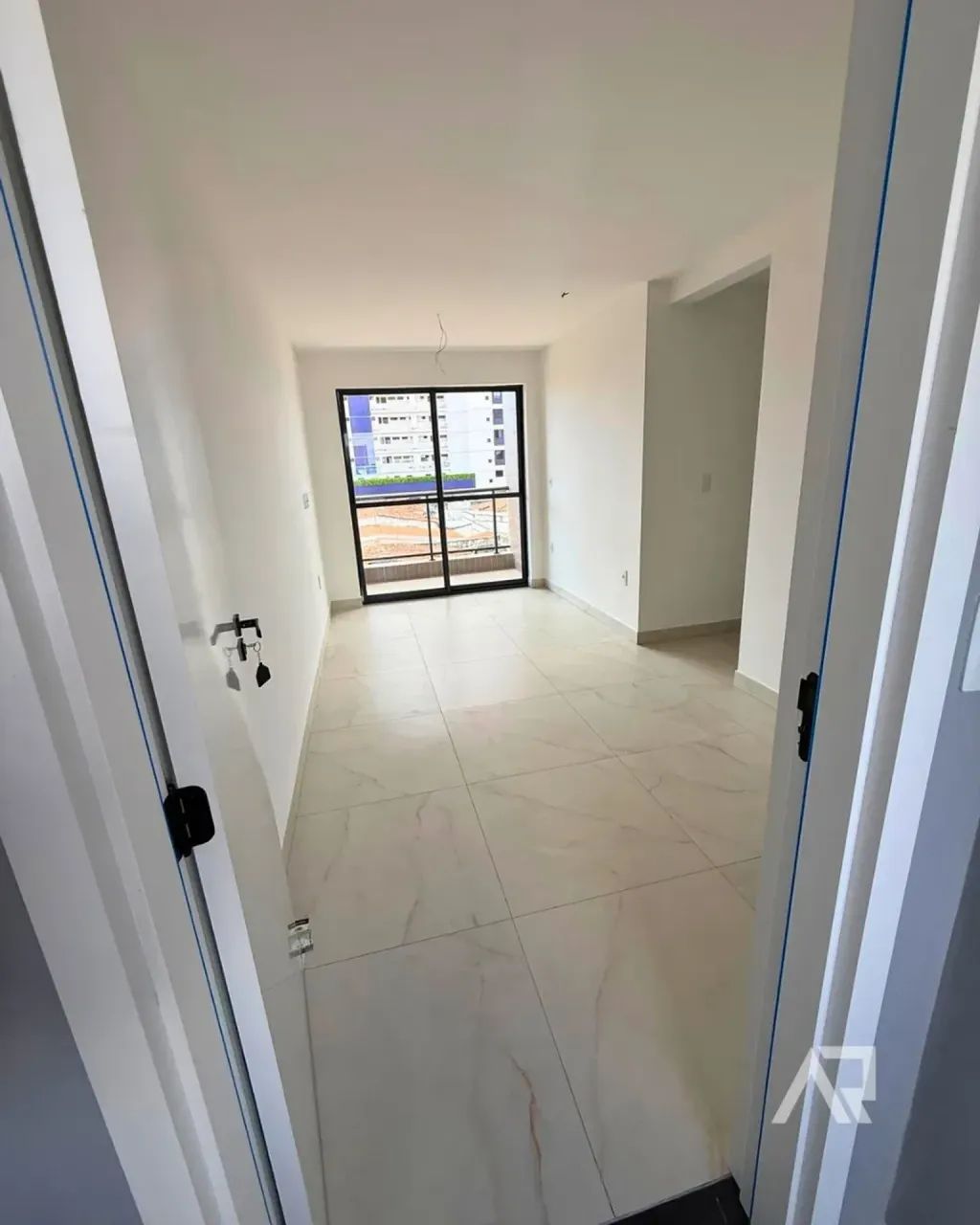 Venda no Bairro dos Estados: 3 Quartos, Varanda e Nascente