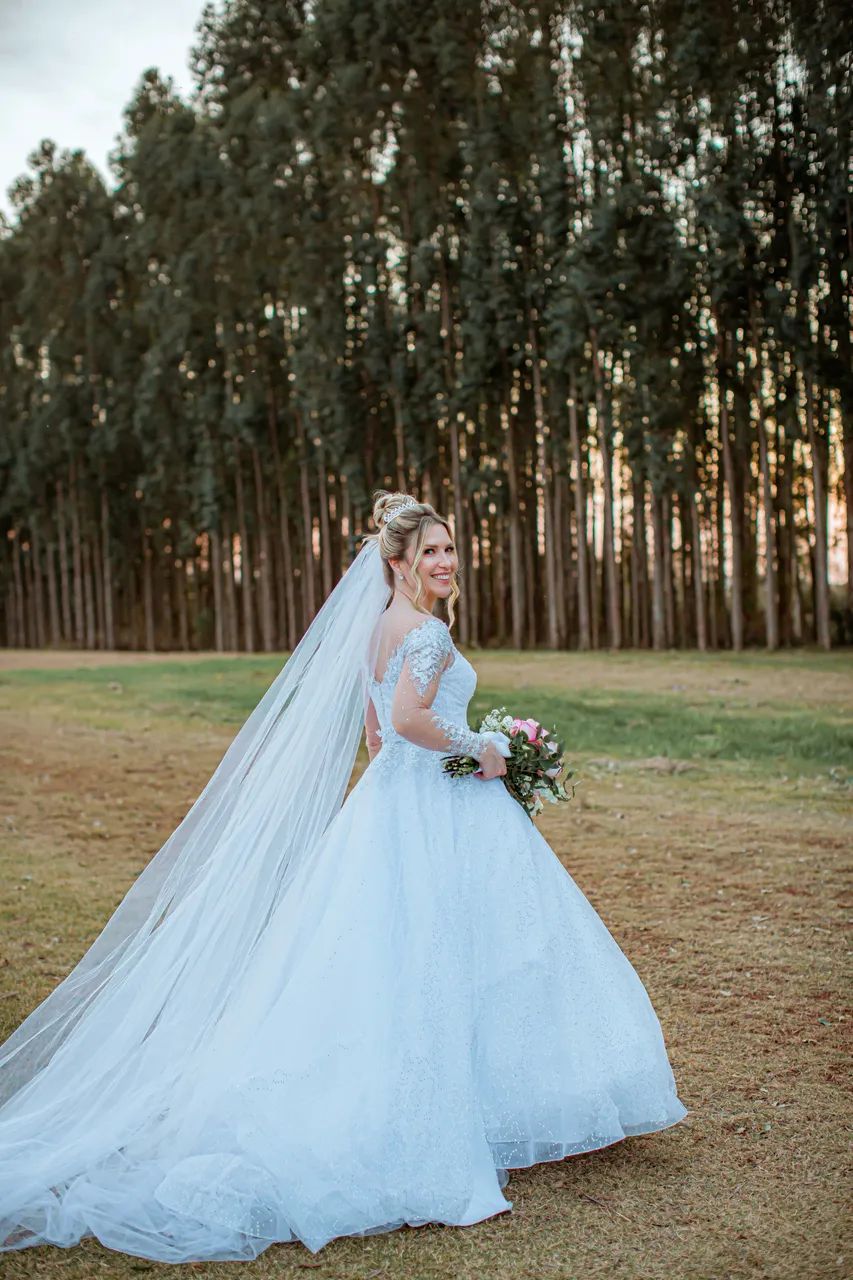 Vestido de Noiva com Véu - Foto 4