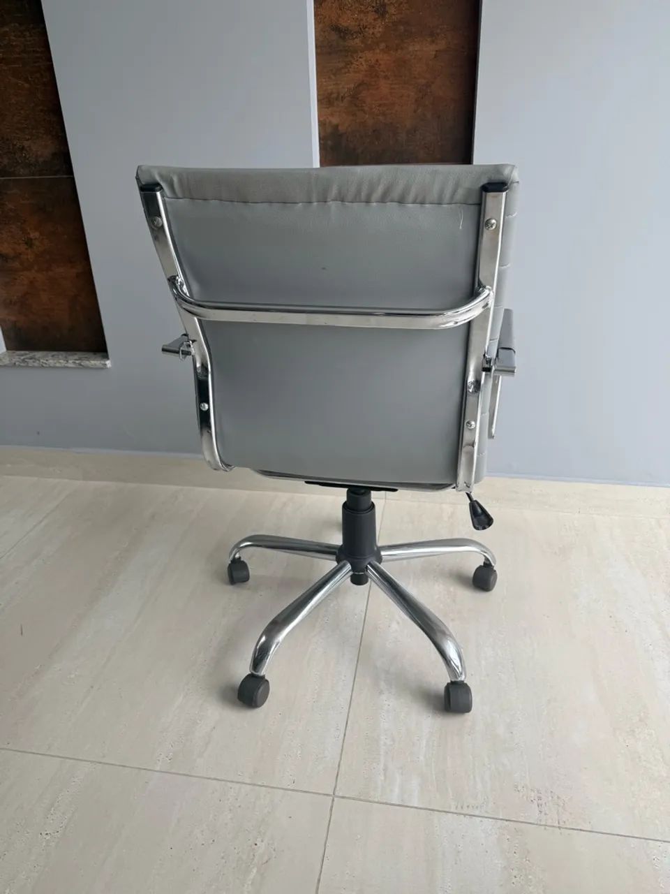 Cadeira para escritório com rodinhas cromada  - Foto 4