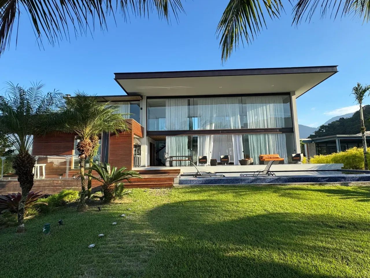 Casa para aluguel com 480 metros quadrados com 5 quartos