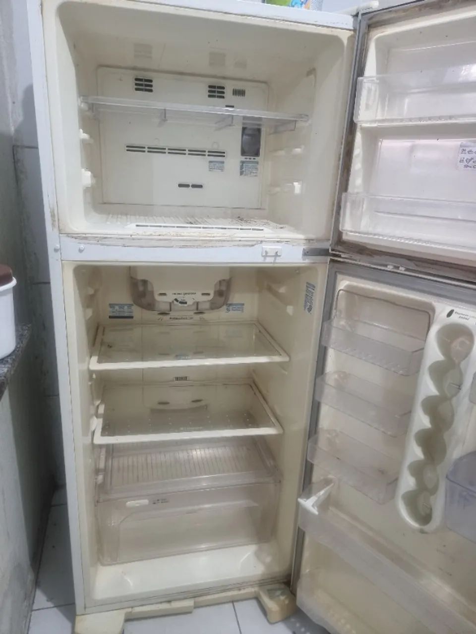 Geladeira duplex com defeito no compressor para retirada de peças