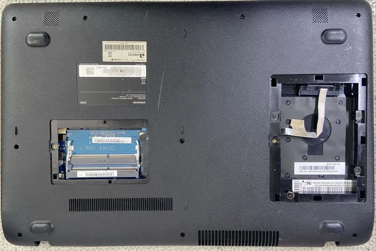 Placa com carcaça de notebook NP300E5M