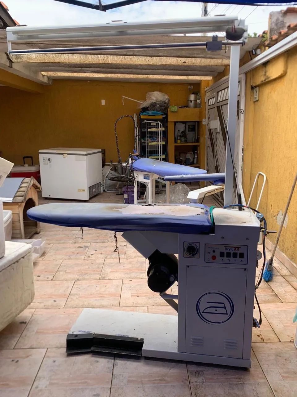 mesa industrial de passar roupa com braço aspirante/soprante e aquecimento - Foto 4