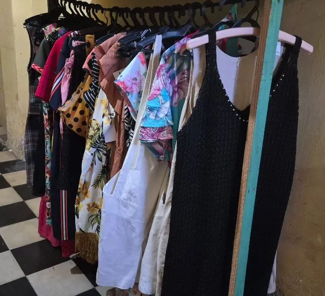  ROUPAS PRA BRECHÓ LOTES COM 155 PEÇAS  - Foto 5