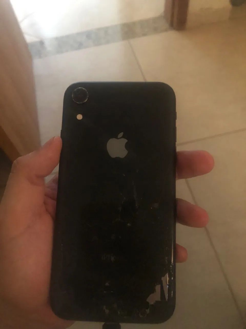 iPhone xr tela e traseira quebrada, funcionando perfeito - Foto 2