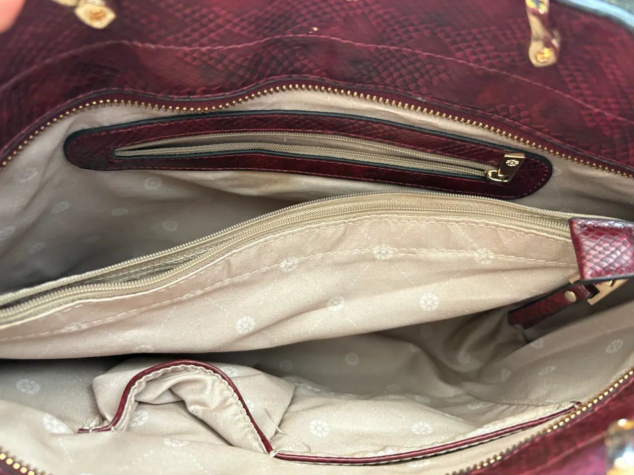 Bolsa Feminina Constance Vinho - Estampa Cobra / Python (Espaçosa) - Foto 2