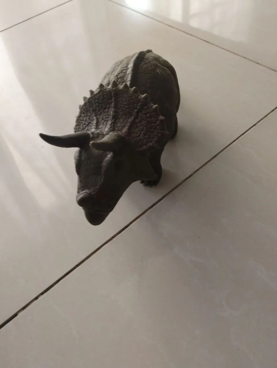 Brinque com seu feroz triceratops 