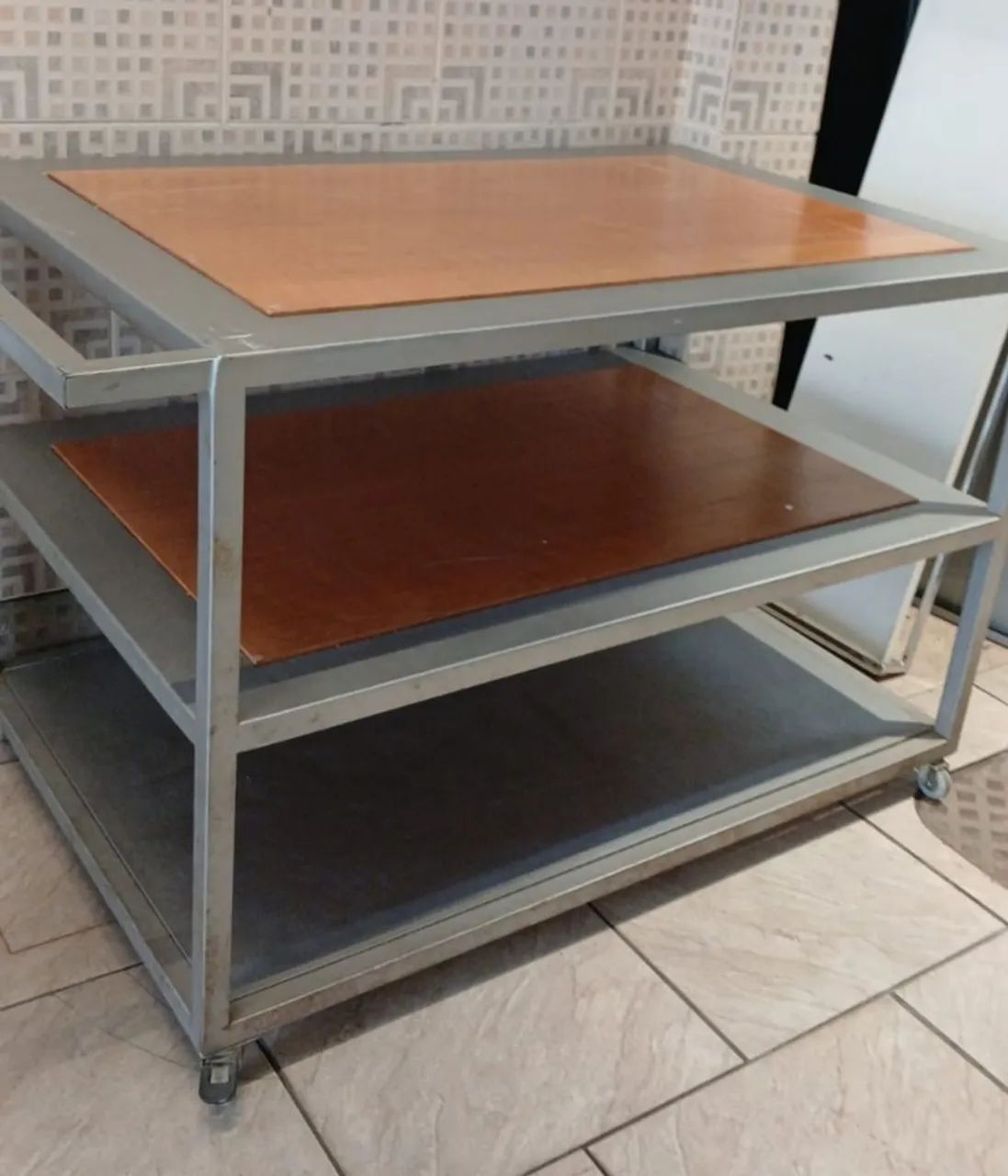 Mesa expositora com rodinhas 