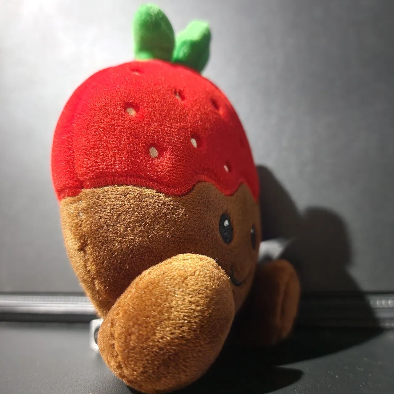 Este chaveiro de pelúcia é o personagem Momô Morango  - Foto 3