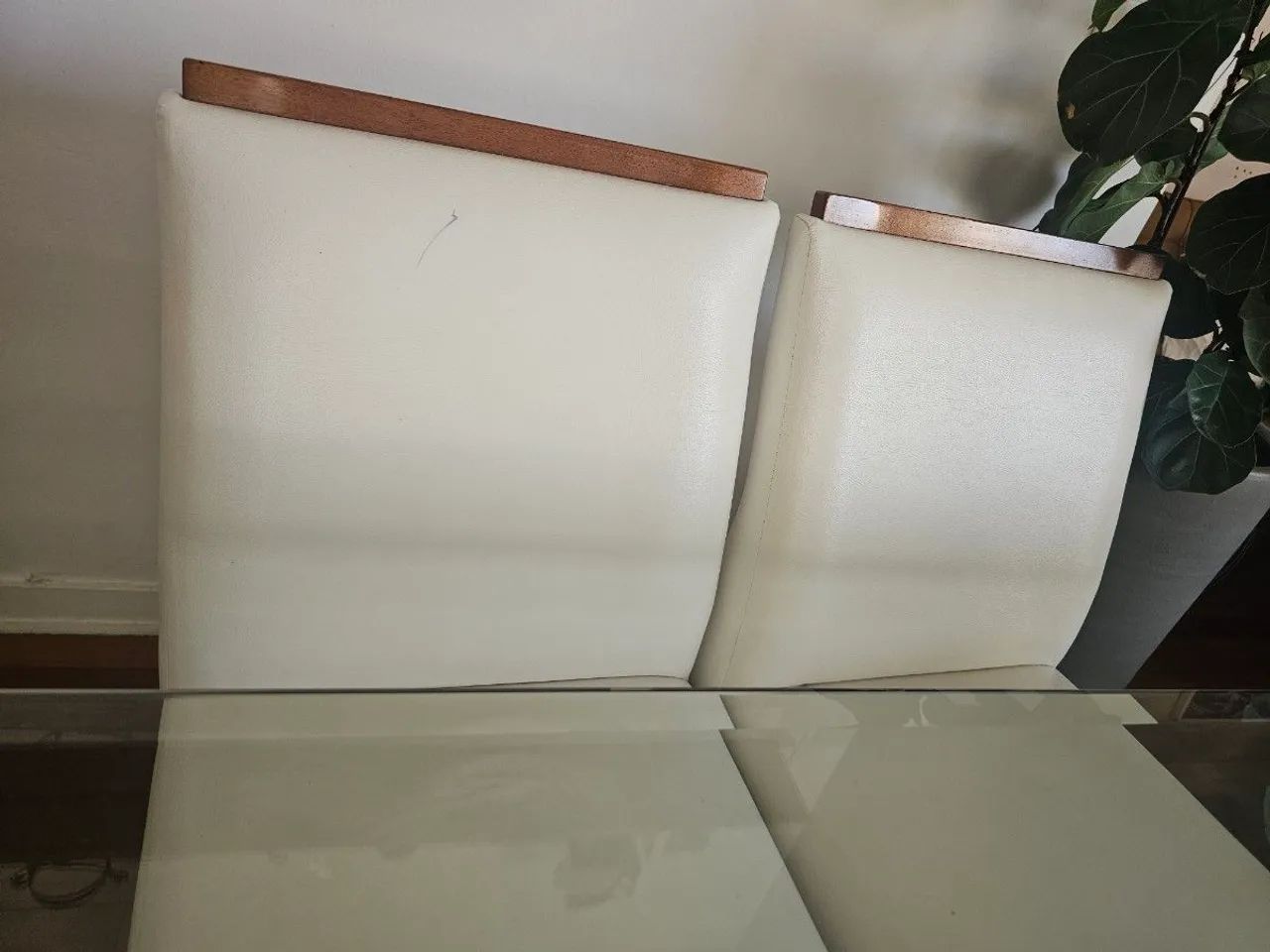 Mesa de Jantar com vidro<br>Com 8 cadeiras madeira<br>Vidro 150cm × 150cm  - Foto 5