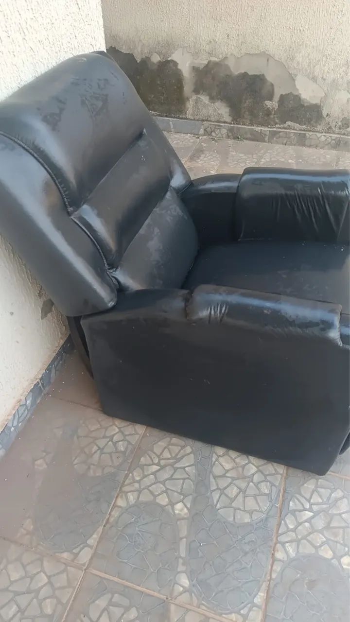 Poltrona preta com pequenos defeitos 