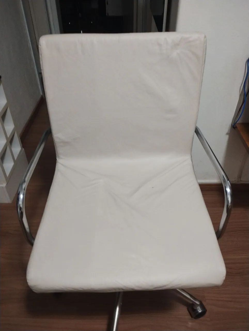  Cadeira estofada giratória cromada em ótimo estado de conservação.