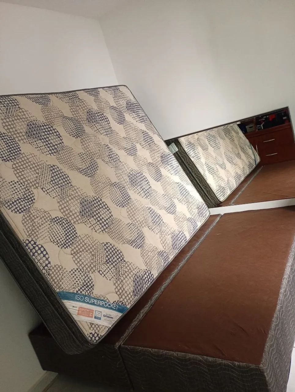 Vendo cama Queen  com cabeceira de madeira e espelho  - Foto 3