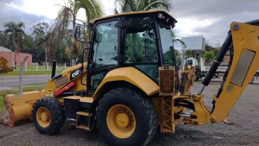 Retroescavadeira Caterpillar 2016 - Foto 4