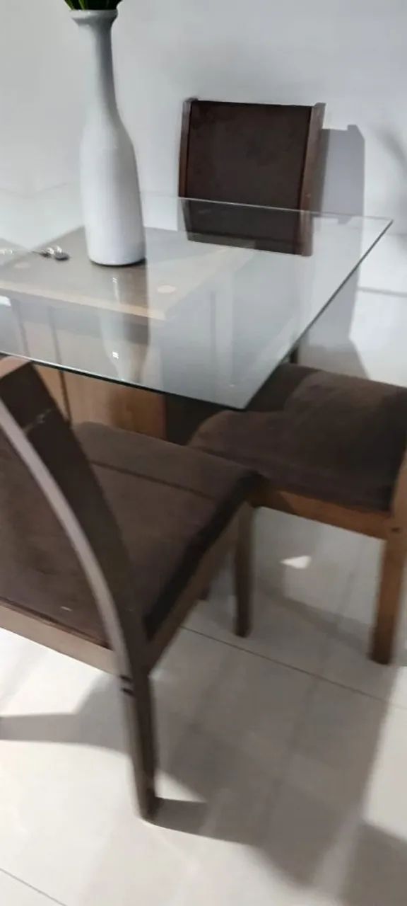 Vendo MESA. Acompanha cadeiras mas 2 precisa de reforma 65204504703233124