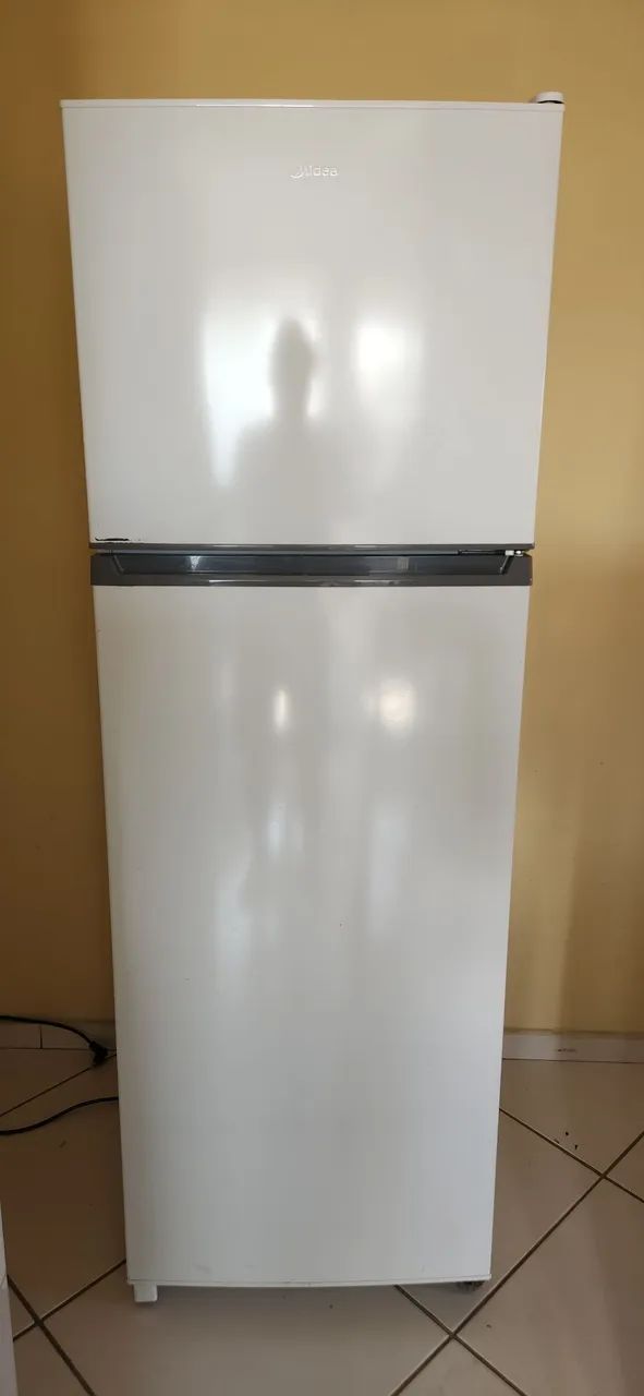 Vendo geladeira duplex, muito boa.